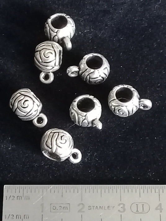 Breloque perle avec anneau d’attache Diam : 8mm Prix à l’unité Breloques perles avec anneau d'attache Diam : 8mm couleur argent Dans la besace du p'tit Poucet   