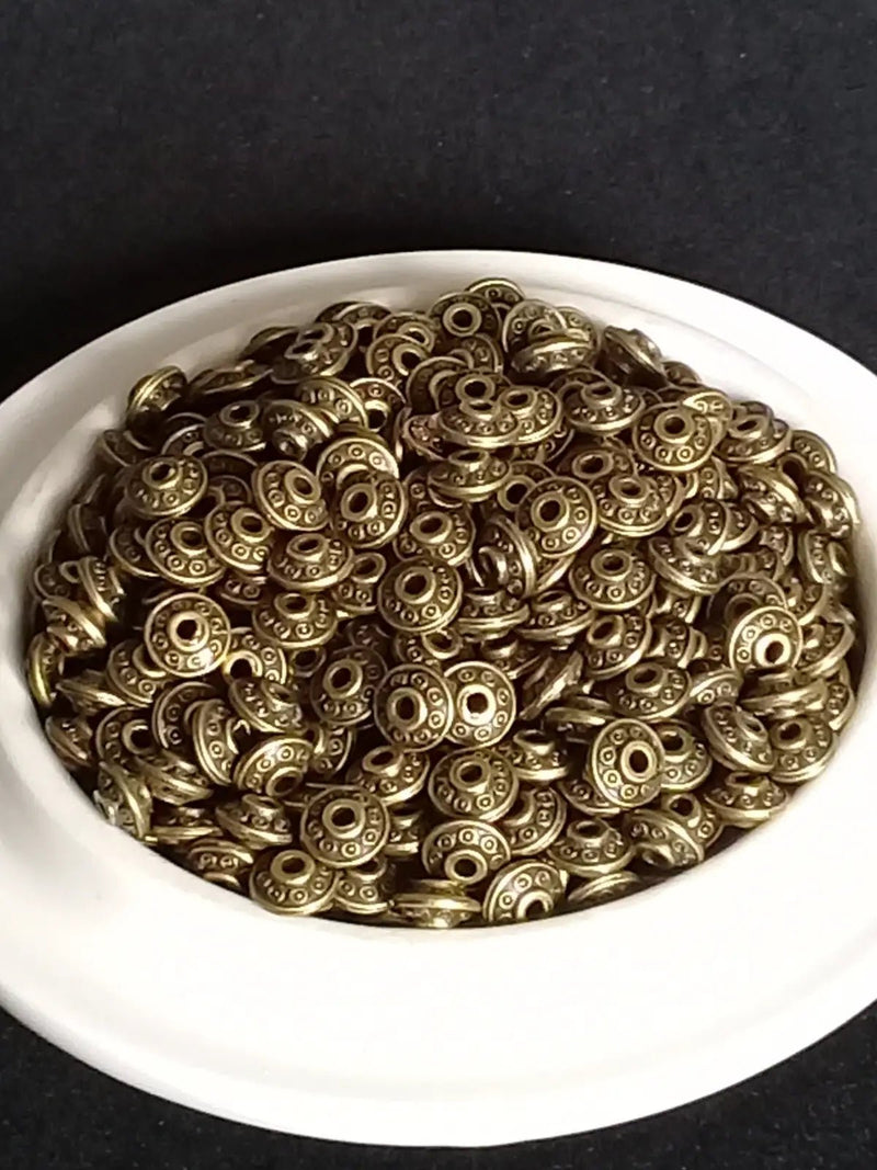 Load image into Gallery viewer, Breloque perle forme soucoupe Divers coloris 6mm X 4mm Prix perle à l’unité Perles breloque forme soucoupe Divers coloris
