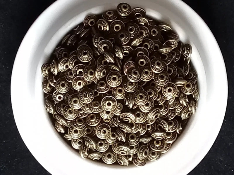 Load image into Gallery viewer, Breloque perle forme soucoupe Divers coloris 6mm X 4mm Prix perle à l’unité Perles breloque forme soucoupe Divers coloris
