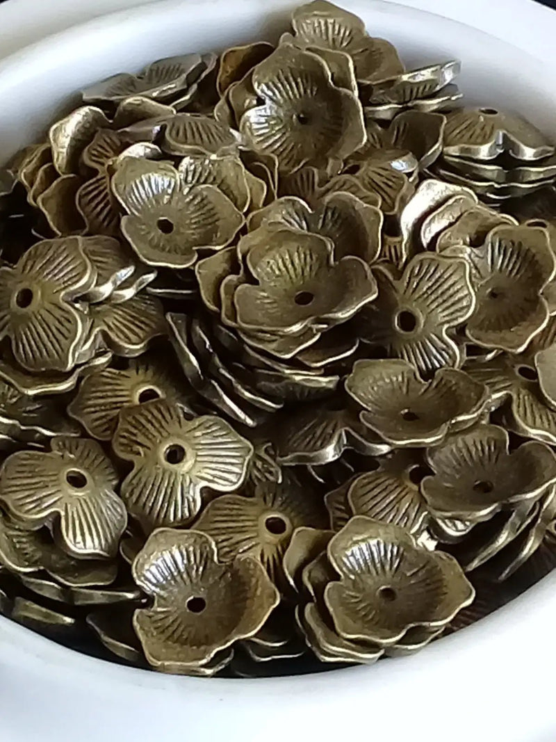 Chargez l'image dans la visionneuse de la galerie, Breloques forme feuille de noisetier couleur Bronze ancien Prix à l’unité Breloques forme feuille de noisetier couleur Bronze ancien
