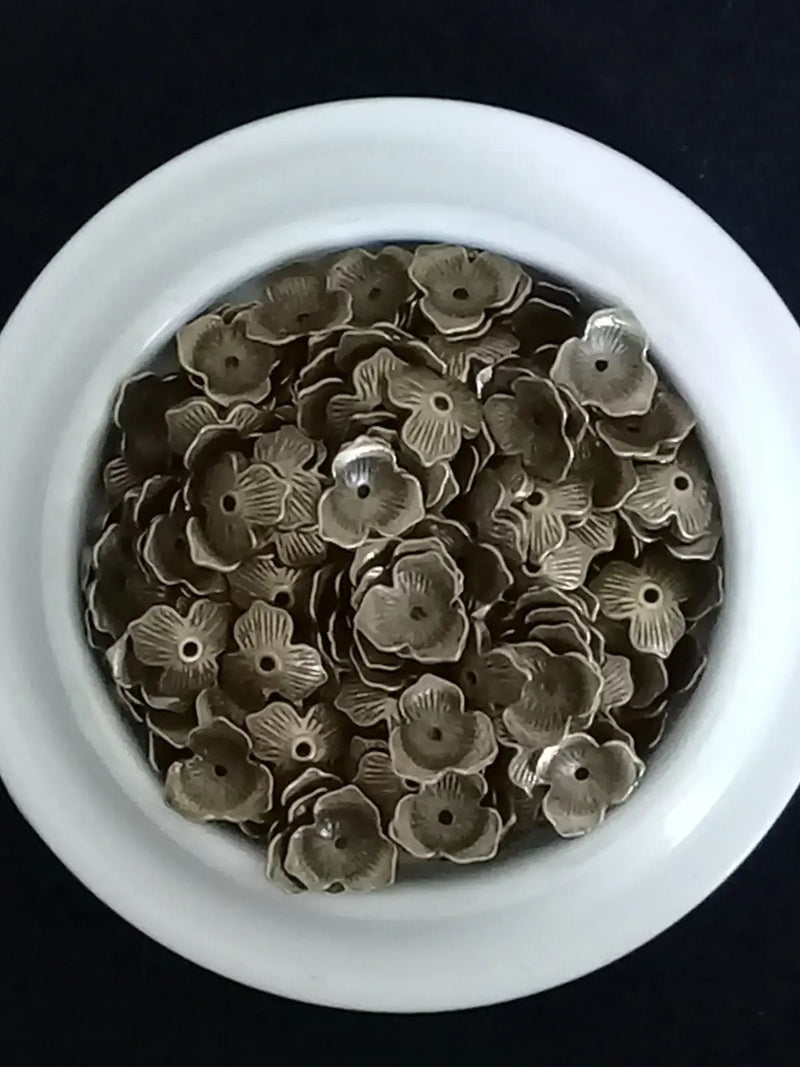 Chargez l'image dans la visionneuse de la galerie, Breloques forme feuille de noisetier couleur Bronze ancien Prix à l’unité Breloques forme feuille de noisetier couleur Bronze ancien
