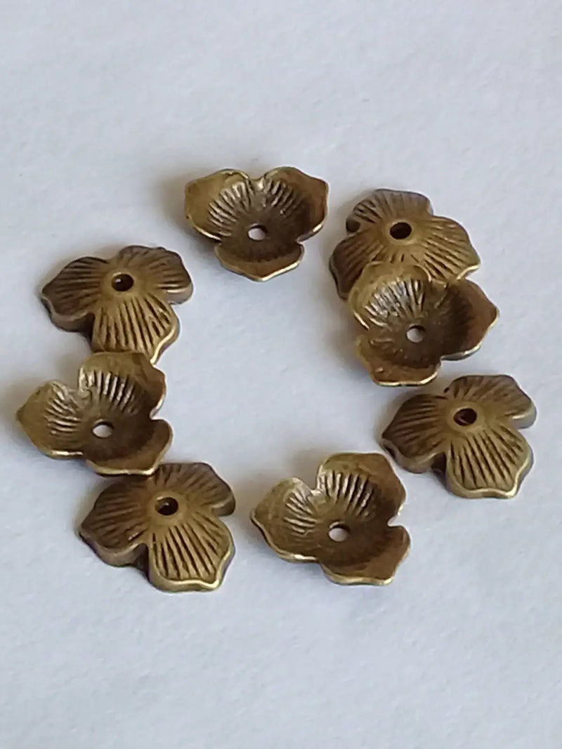 Chargez l'image dans la visionneuse de la galerie, Breloques forme feuille de noisetier couleur Bronze ancien Prix à l’unité Breloques forme feuille de noisetier couleur Bronze ancien
