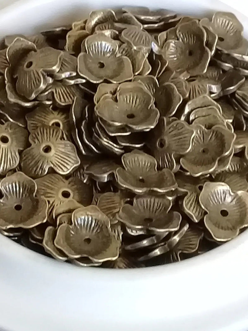 Chargez l'image dans la visionneuse de la galerie, Breloques forme feuille de noisetier couleur Bronze ancien Prix à l’unité Breloques forme feuille de noisetier couleur Bronze ancien
