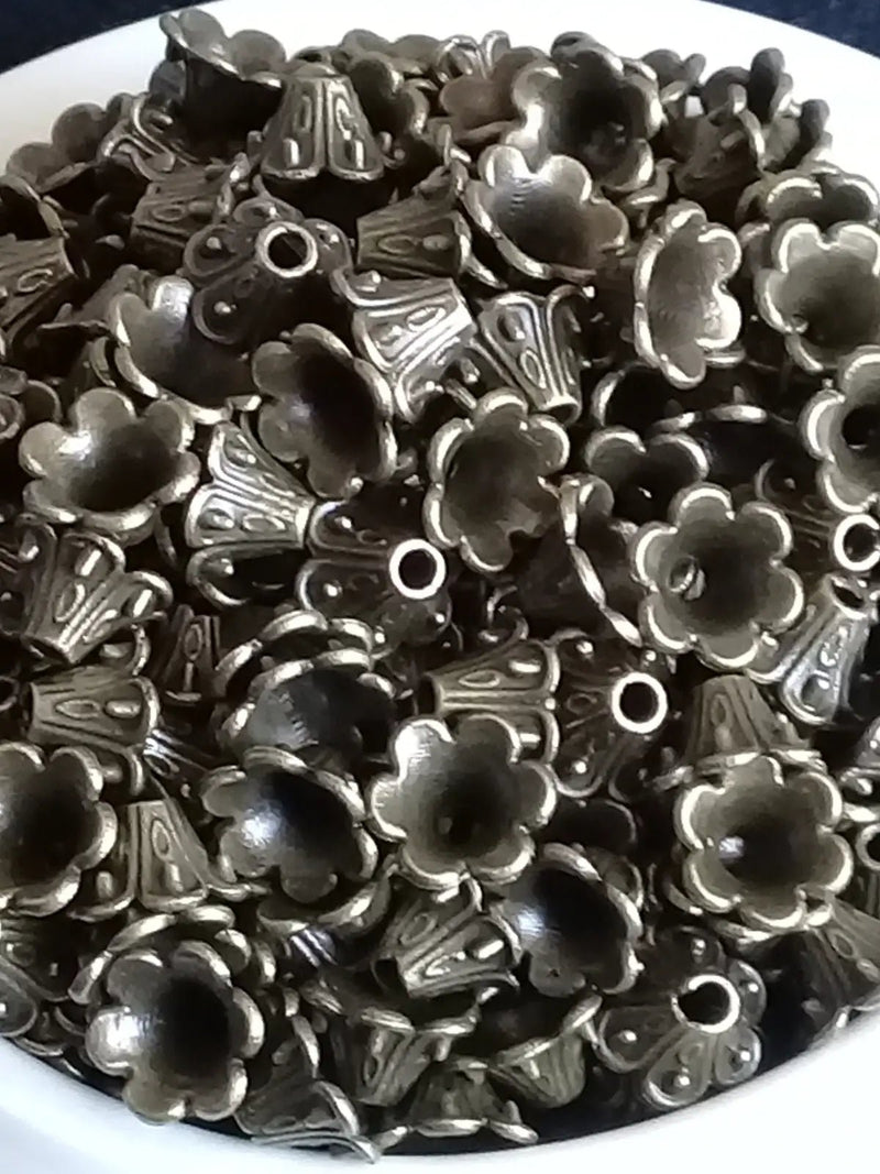 Chargez l'image dans la visionneuse de la galerie, Breloques forme fleur clochette couleur Bronze ancien Prix à l’unité Breloques forme fleur clochette couleur Bronze ancien
