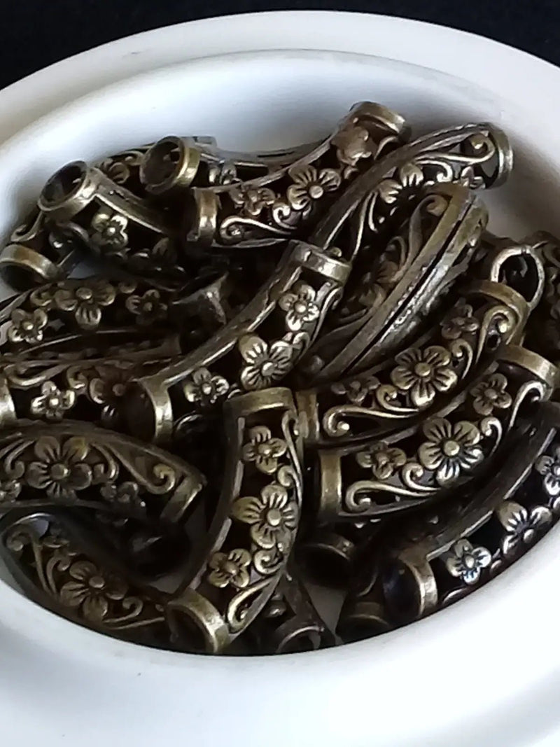 Chargez l'image dans la visionneuse de la galerie, Breloques pour collier couleur Bronze ancien 25mm X 6mm Prix à l’unité Breloque pour collier pour Bronze ancien
