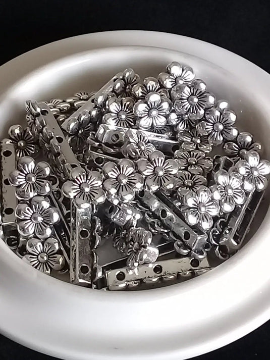 Breloques séparatifs design fleurs couleur Argent Prix à l’unité Breloques séparatifs design fleurs couleur Argent