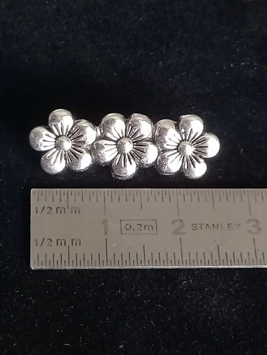 Breloques séparatifs design fleurs couleur Argent Prix à l’unité Breloques séparatifs design fleurs couleur Argent