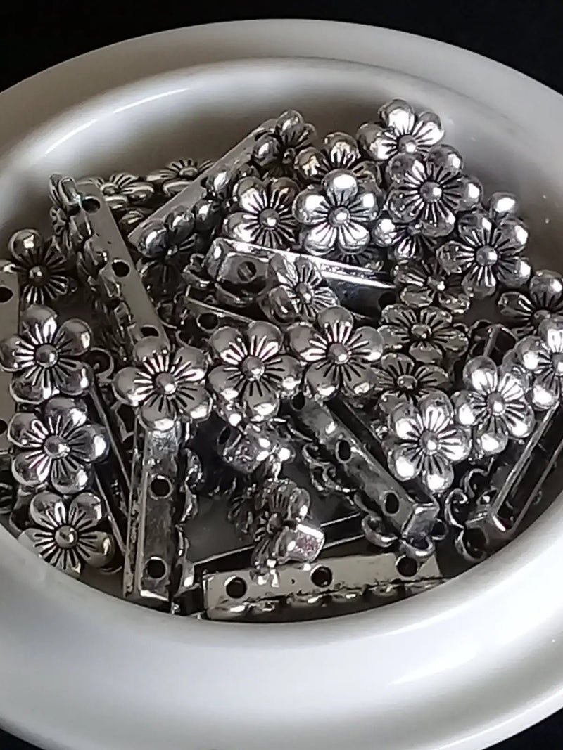 Load image into Gallery viewer, Breloques séparatifs design fleurs couleur Argent Prix à l’unité Breloques séparatifs design fleurs couleur Argent
