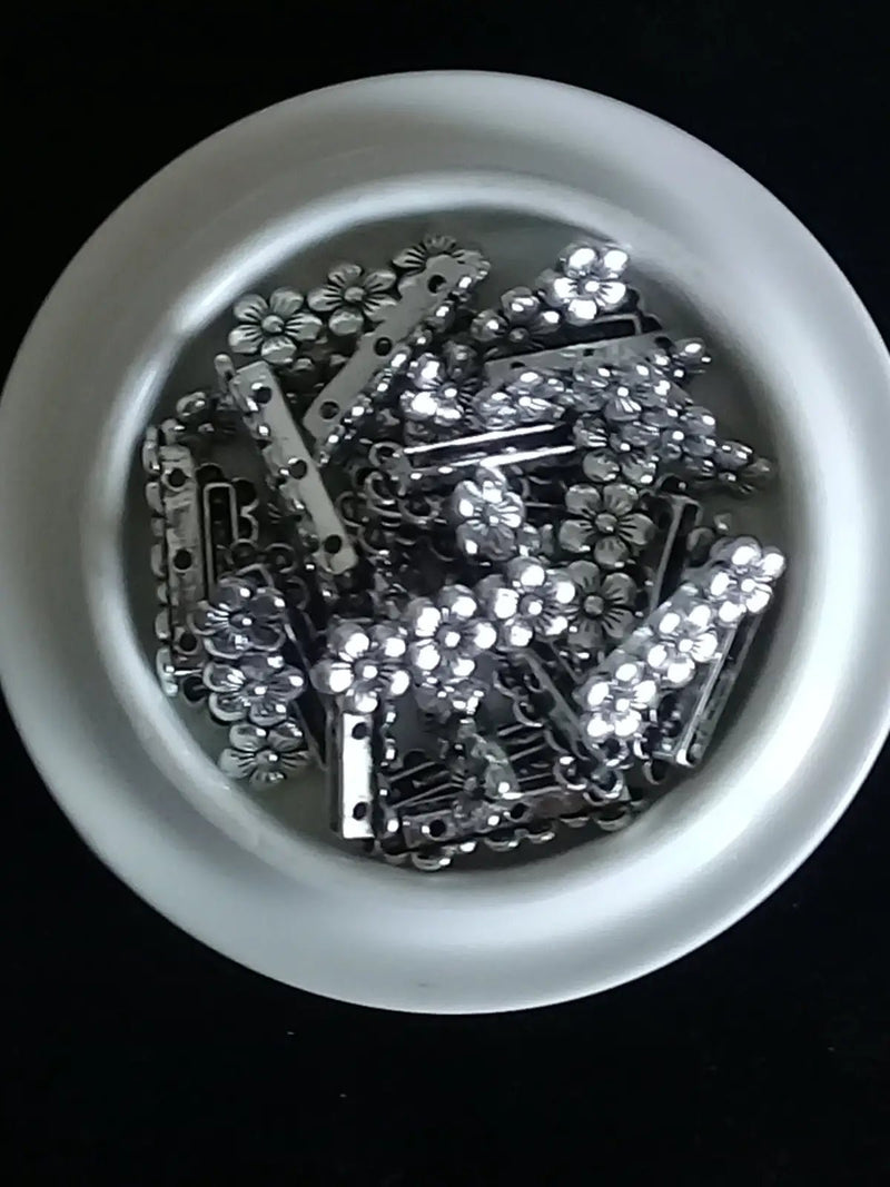 Load image into Gallery viewer, Breloques séparatifs design fleurs couleur Argent Prix à l’unité Breloques séparatifs design fleurs couleur Argent
