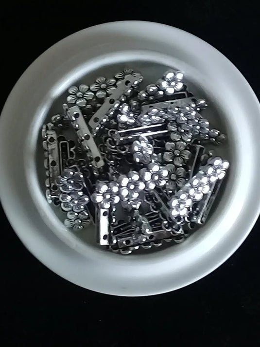 Breloques séparatifs design fleurs couleur Argent Prix à l’unité Breloques séparatifs design fleurs couleur Argent