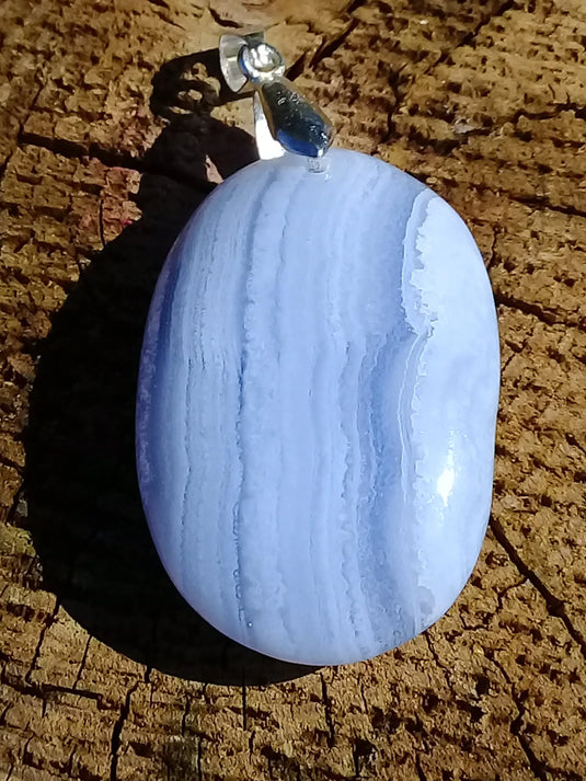 Calcédoine bleue pendentif Grade A ++++ Calcédoine bleue pendentif Dans la besace du p'tit Poucet...   