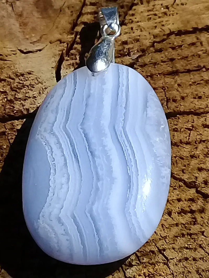 Chargez l&#39;image dans la visionneuse de la galerie, Calcédoine bleue pendentif Grade A ++++ Calcédoine bleue pendentif
