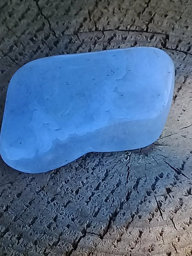 Load image into Gallery viewer, Calcédoine bleue pierre roulée Grade A+++ Calcédoine bleue pierre roulée Dans la besace du p&#39;tit Poucet...   
