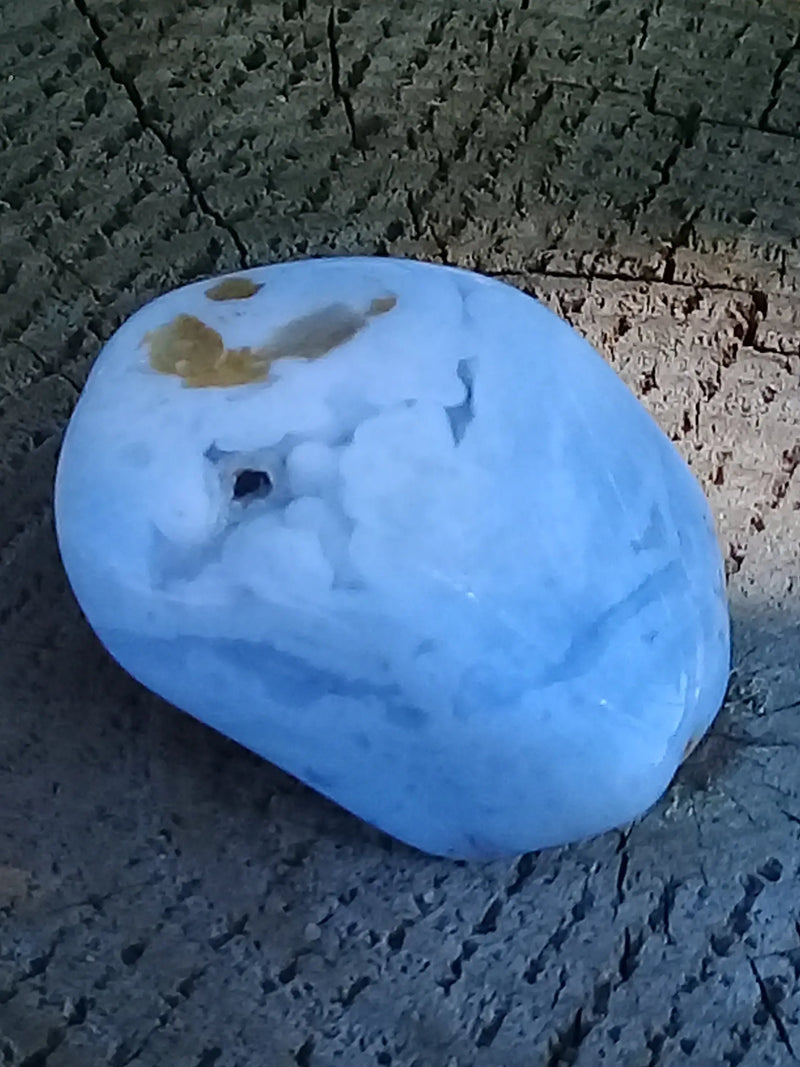 Load image into Gallery viewer, Calcédoine bleue pierre roulée Grade A +++ Calcédoine bleue pierre roulée Dans la besace du p&#39;tit Poucet...   
