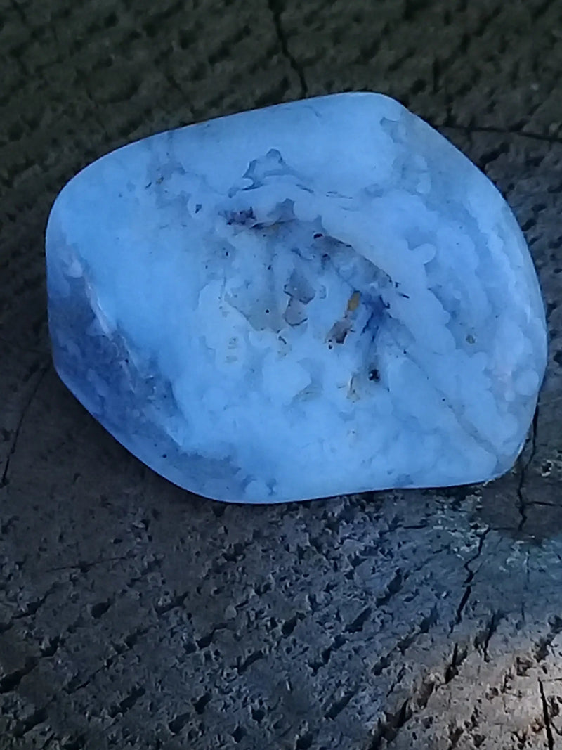 Load image into Gallery viewer, Calcédoine bleue pierre roulée Grade A +++ Calcédoine bleue pierre roulée Dans la besace du p&#39;tit Poucet...   
