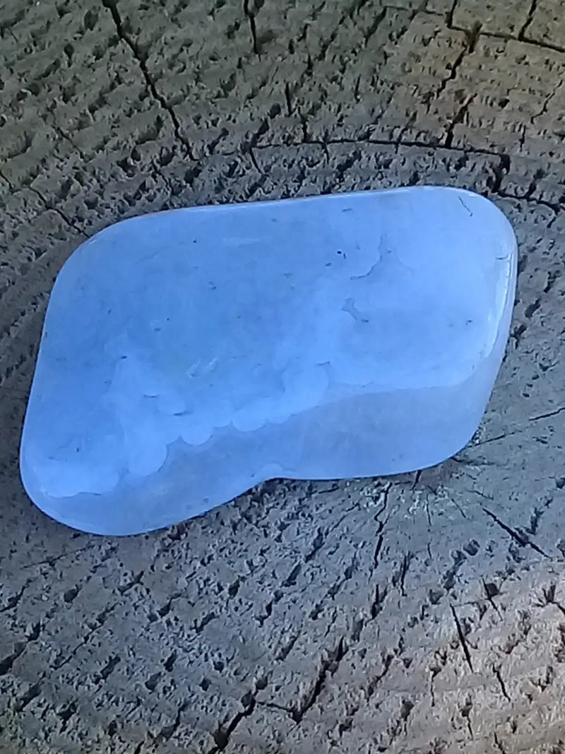 Load image into Gallery viewer, Calcédoine bleue pierre roulée Grade A+++ Calcédoine bleue pierre roulée
