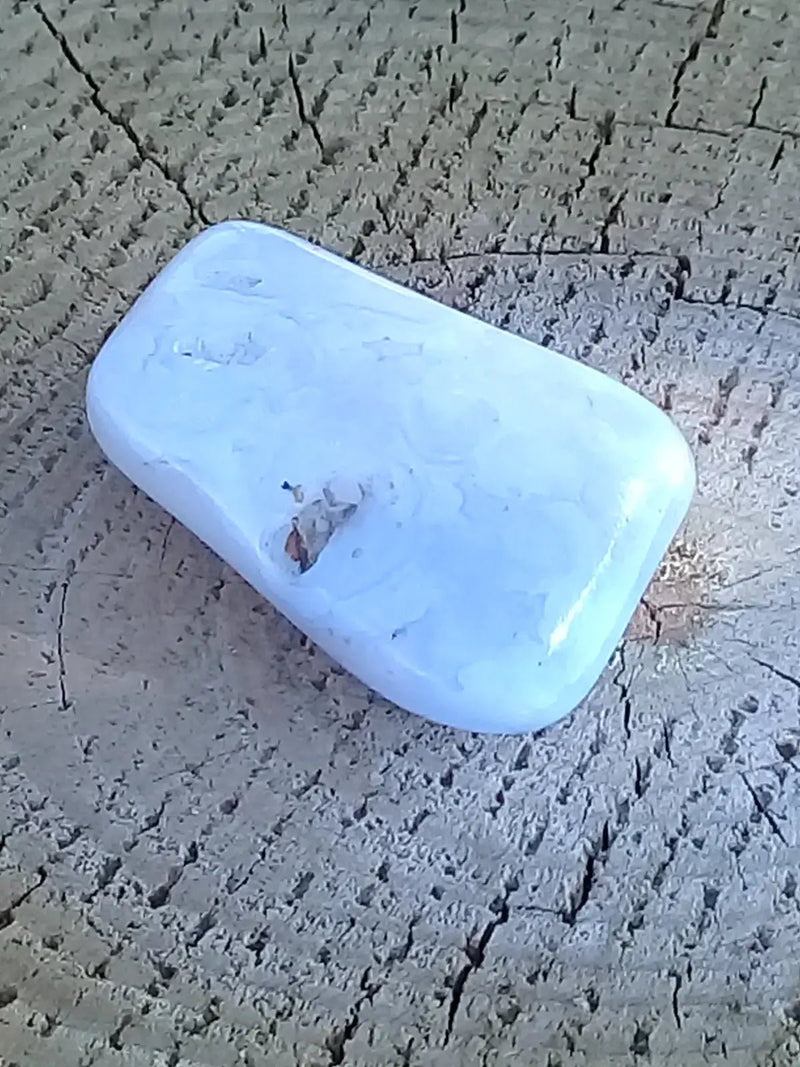 Load image into Gallery viewer, Calcédoine bleue pierre roulée Grade A+++ Calcédoine bleue pierre roulée
