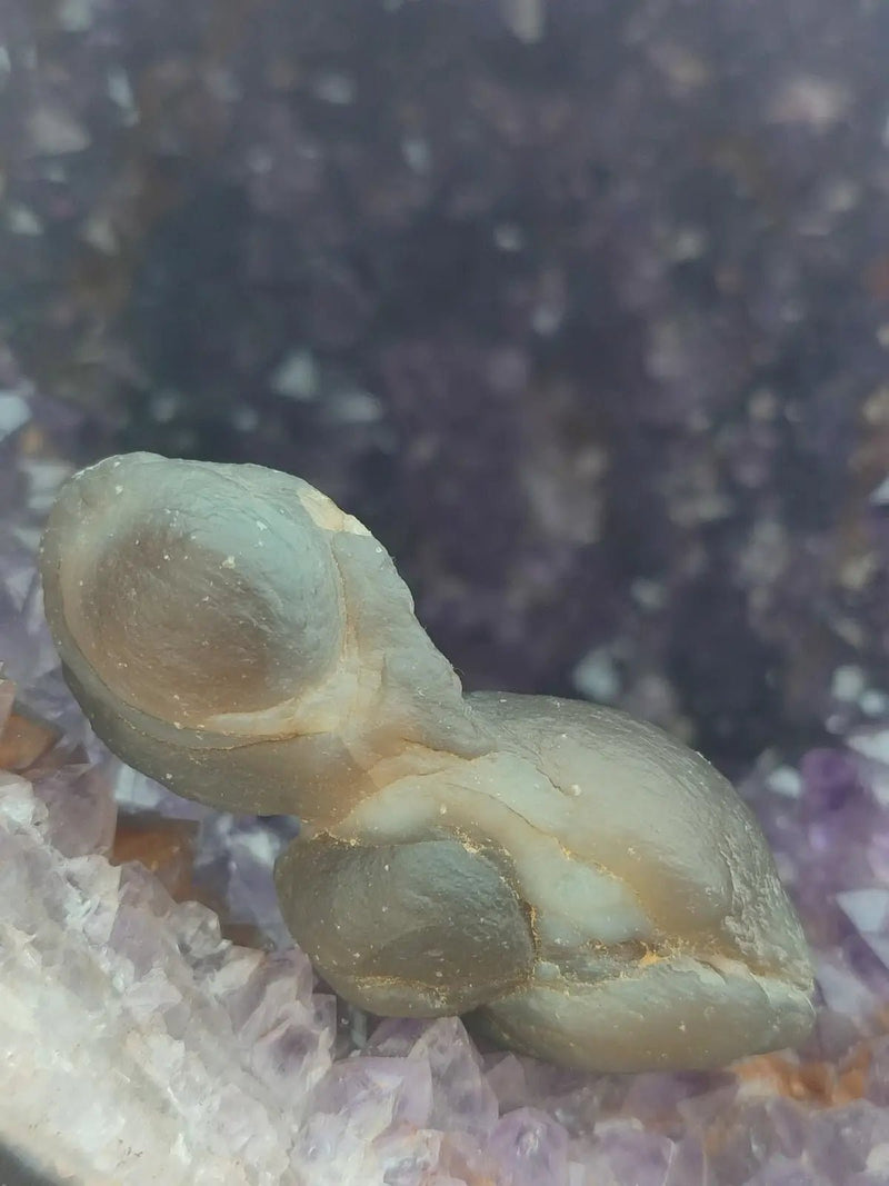 Load image into Gallery viewer, Calcédoine noire Botryoïdale de Manakarra Indonésie -Pierre brute - Grade Prémium Calcédoine noire Botryoïdale
