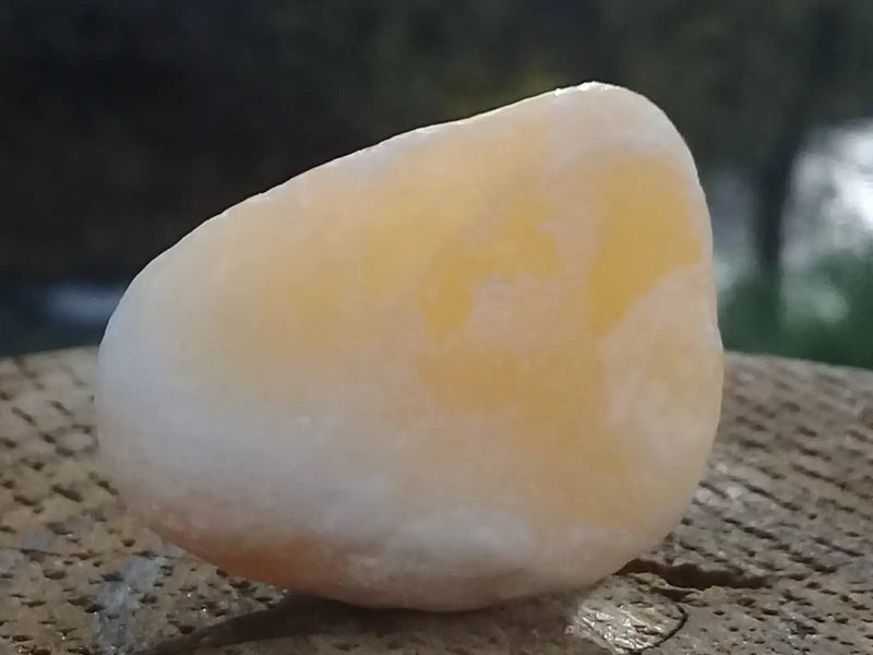 Chargez l&#39;image dans la visionneuse de la galerie, Calcite jaune de France pierre roulée Grade A+++ Calcite jaune de France pierre roulée
