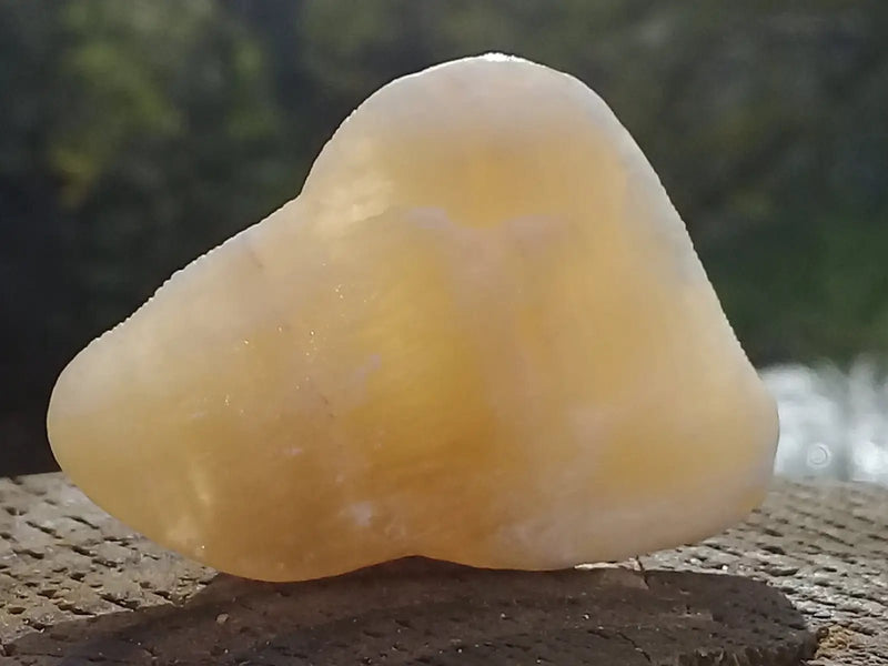 Chargez l&#39;image dans la visionneuse de la galerie, Calcite jaune de France pierre roulée Grade A+++ Calcite jaune de France pierre roulée
