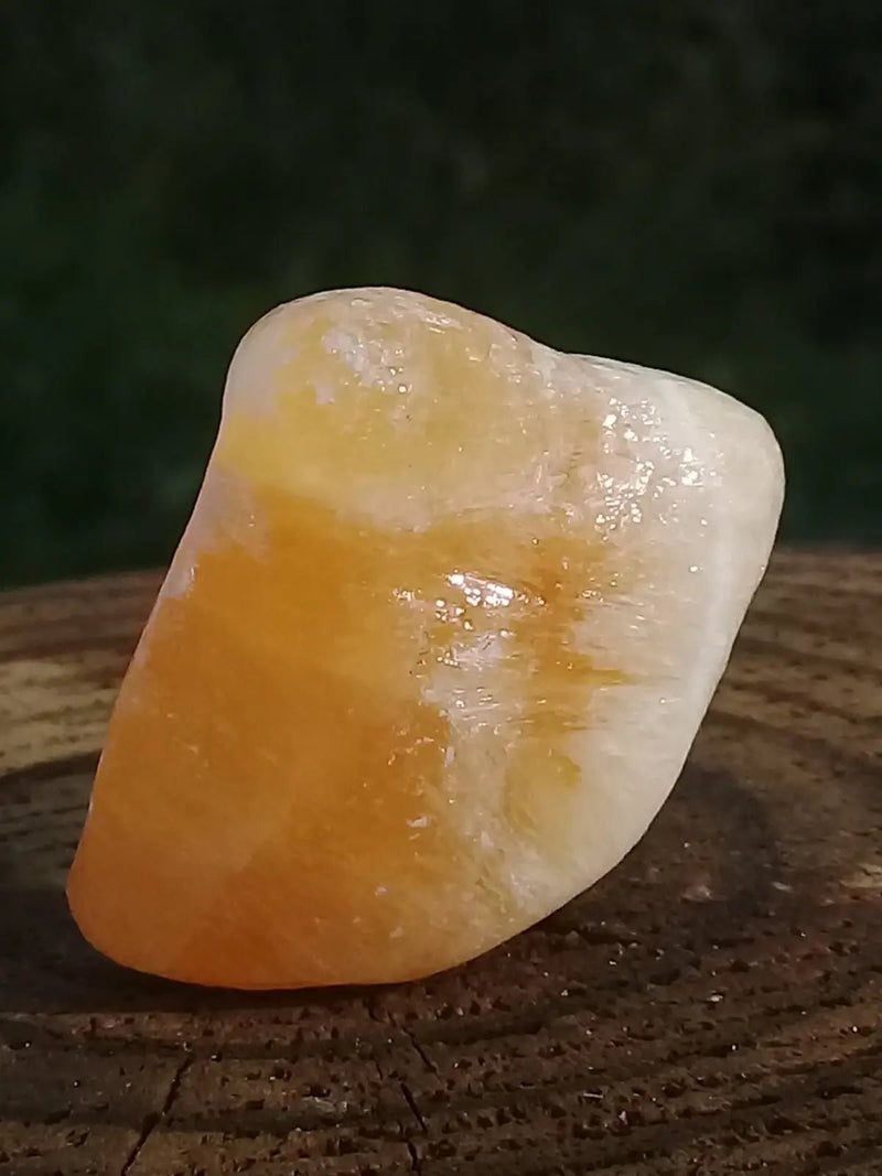 Chargez l&#39;image dans la visionneuse de la galerie, Calcite jaune de France pierre roulée Grade A+++ Calcite jaune de France pierre roulée
