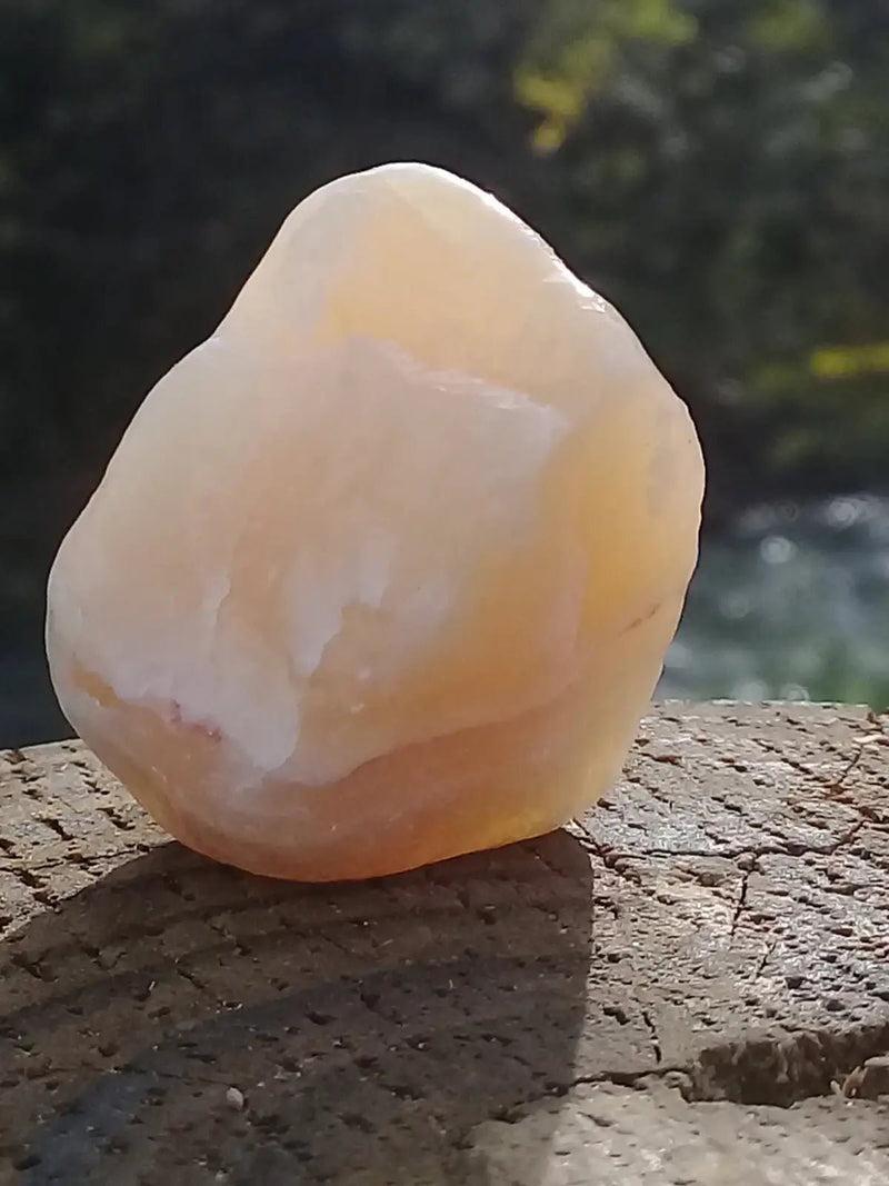 Chargez l&#39;image dans la visionneuse de la galerie, Calcite jaune de France pierre roulée Grade A+++ Calcite jaune de France pierre roulée
