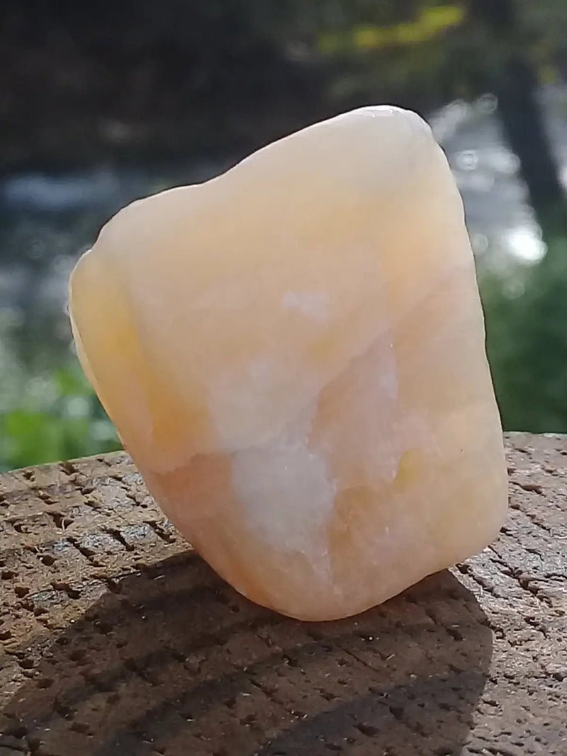 Chargez l&#39;image dans la visionneuse de la galerie, Calcite jaune de France pierre roulée Grade A+++ Calcite jaune de France pierre roulée
