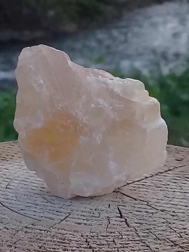 Chargez l&#39;image dans la visionneuse de la galerie, Calcite miel de France pierre brute Grade A+++ Calcite miel de France pierre brute
