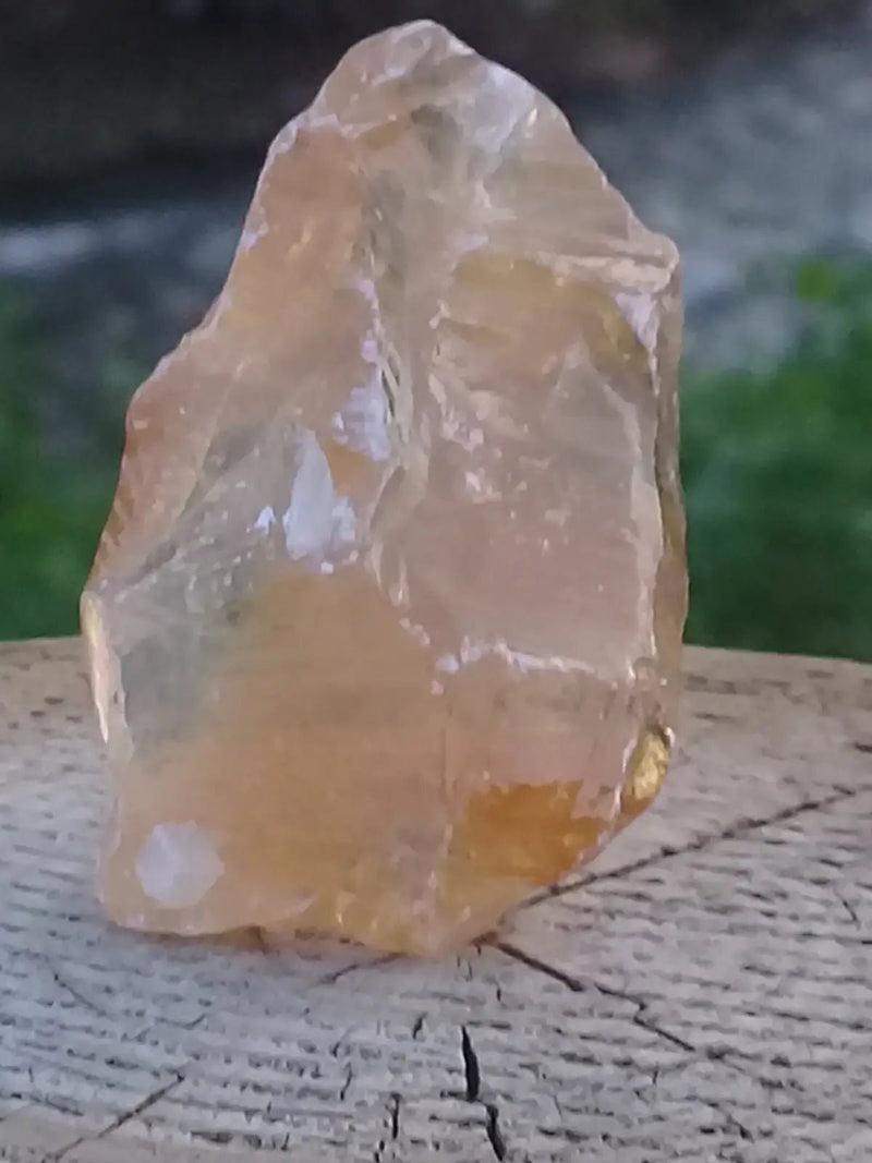 Chargez l&#39;image dans la visionneuse de la galerie, Calcite miel de France pierre brute Grade A++++ Calcite miel de France pierre brute
