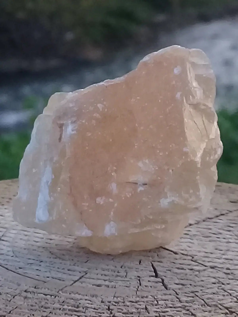 Chargez l&#39;image dans la visionneuse de la galerie, Calcite miel de France pierre brute Grade A+++ Calcite miel de France pierre brute
