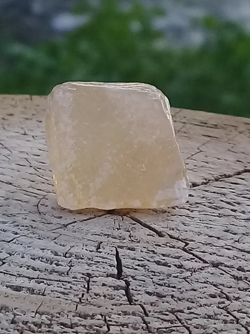 Load image into Gallery viewer, Calcite miel de France pierre roulée Grade A++++ Calcite miel de France pierre roulée
