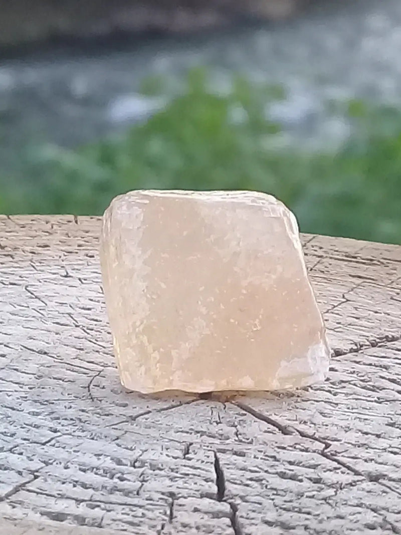 Load image into Gallery viewer, Calcite miel de France pierre roulée Grade A++++ Calcite miel de France pierre roulée

