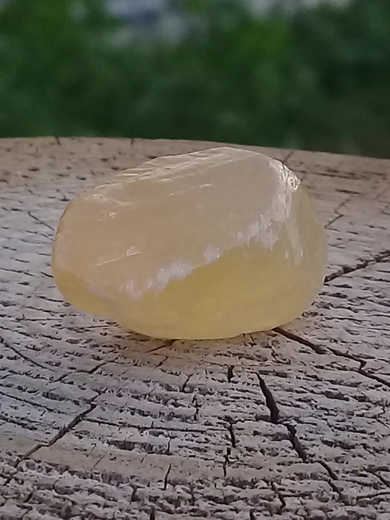 Load image into Gallery viewer, Calcite miel de France pierre roulée Grade A++++ Calcite miel de France pierre roulée
