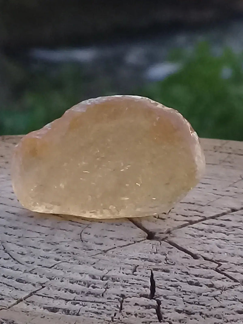 Load image into Gallery viewer, Calcite miel de France pierre roulée Grade A++++ Calcite miel de France pierre roulée
