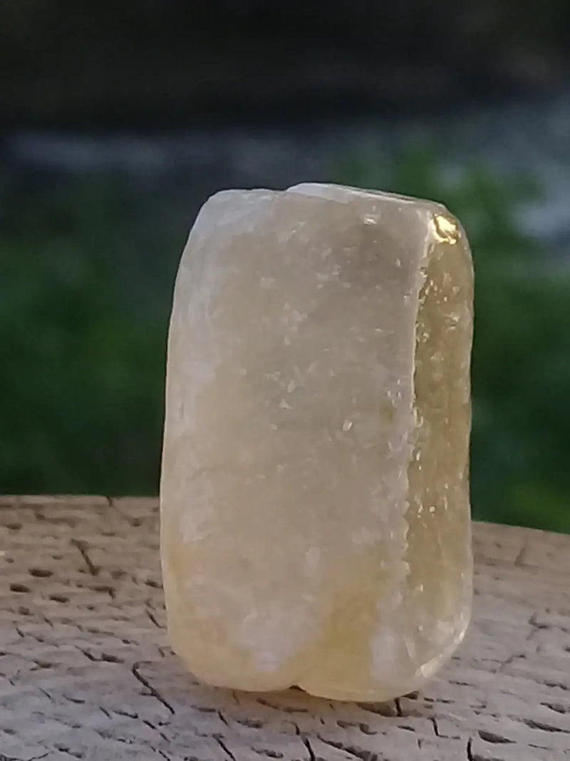Load image into Gallery viewer, Calcite miel de France pierre roulée Grade A++++ Calcite miel de France pierre roulée
