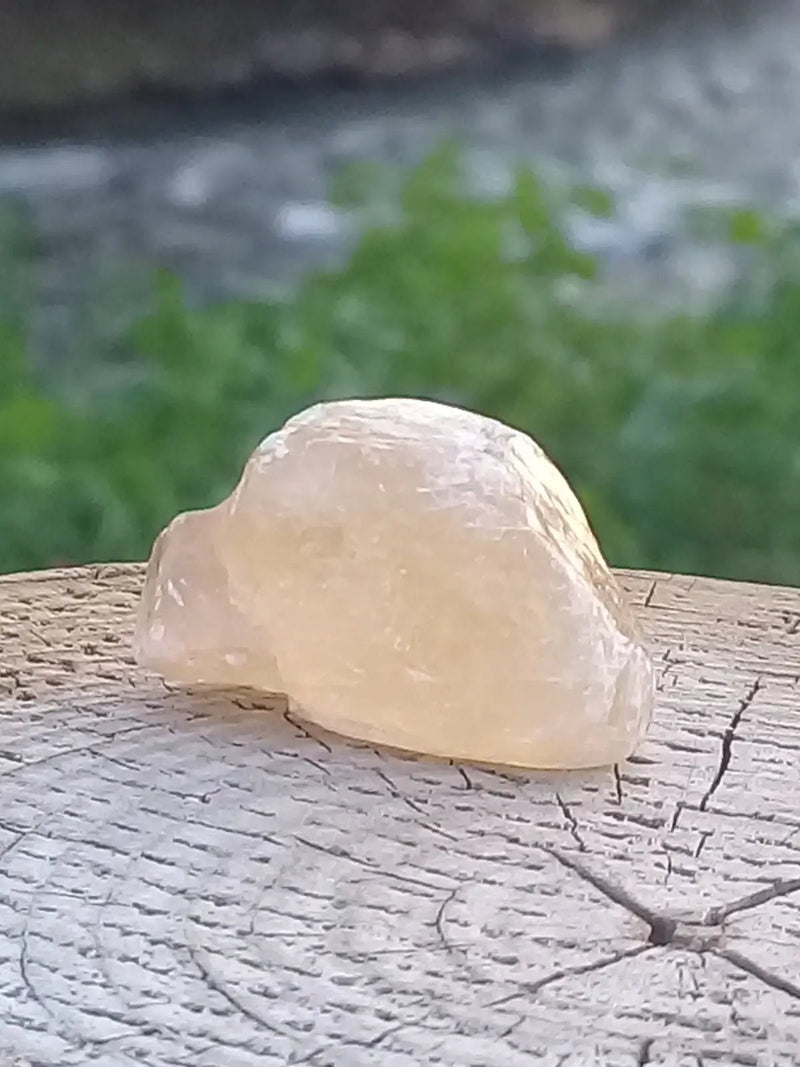 Chargez l&#39;image dans la visionneuse de la galerie, Calcite miel de France pierre roulée Grade A++++ Calcite miel de France pierre roulée
