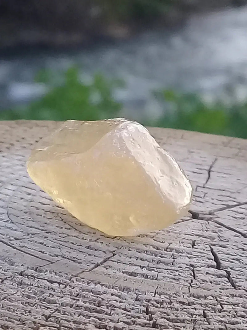 Load image into Gallery viewer, Calcite miel de France pierre roulée Grade A++++ Calcite miel de France pierre roulée
