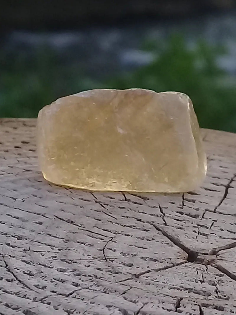 Load image into Gallery viewer, Calcite miel de France pierre roulée Grade A++++ Calcite miel de France pierre roulée
