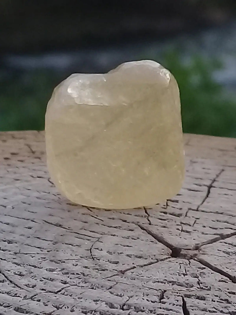 Load image into Gallery viewer, Calcite miel de France pierre roulée Grade A++++ Calcite miel de France pierre roulée
