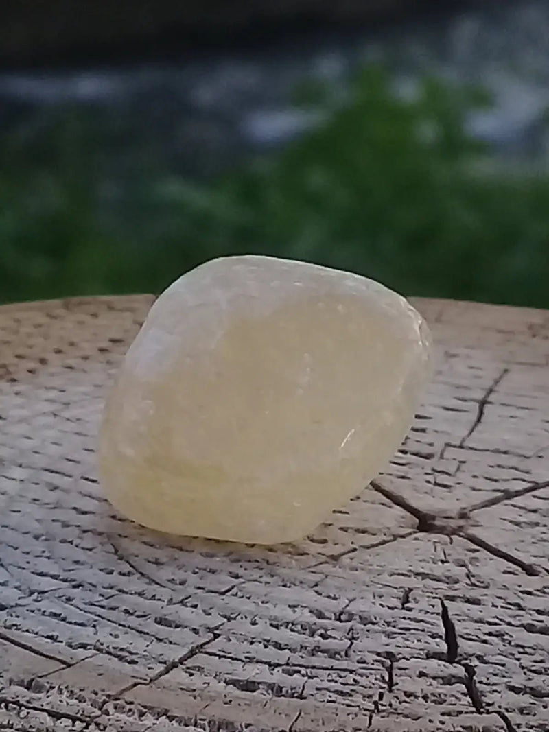 Load image into Gallery viewer, Calcite miel de France pierre roulée Grade A++++ Calcite miel de France pierre roulée
