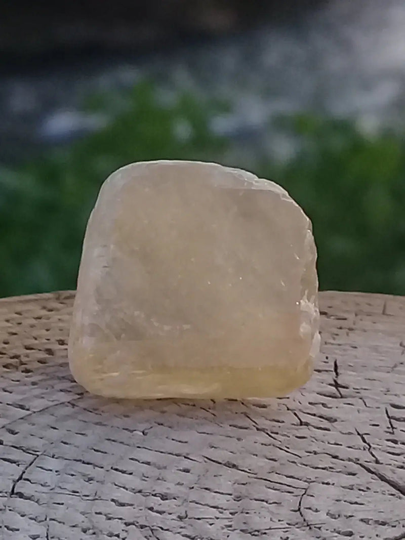 Load image into Gallery viewer, Calcite miel de France pierre roulée Grade A++++ Calcite miel de France pierre roulée
