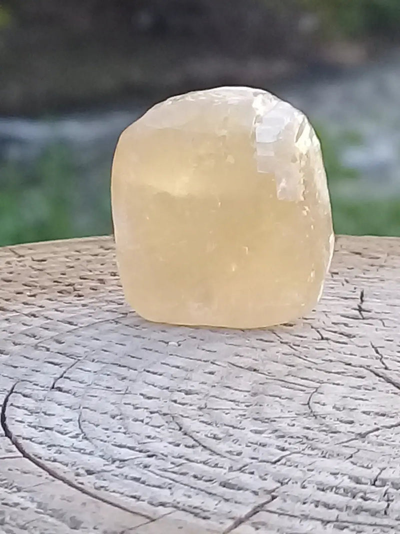 Load image into Gallery viewer, Calcite miel de France pierre roulée Grade A++++ Calcite miel de France pierre roulée
