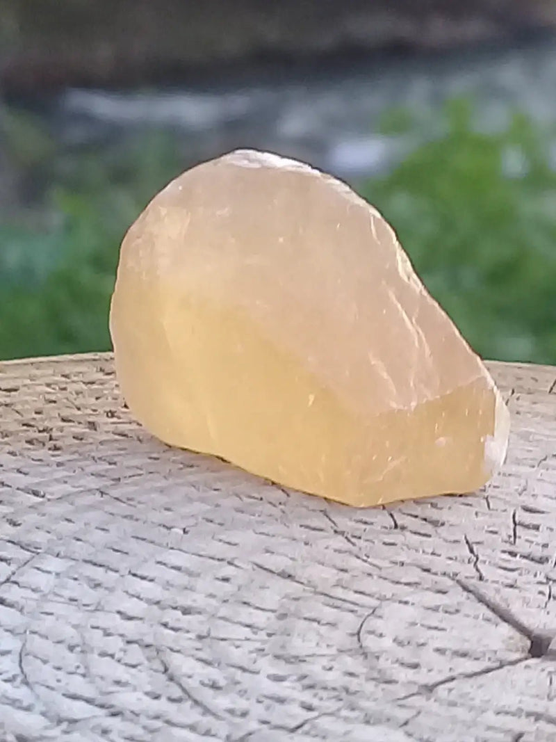 Load image into Gallery viewer, Calcite miel de France pierre roulée Grade A++++ Calcite miel de France pierre roulée
