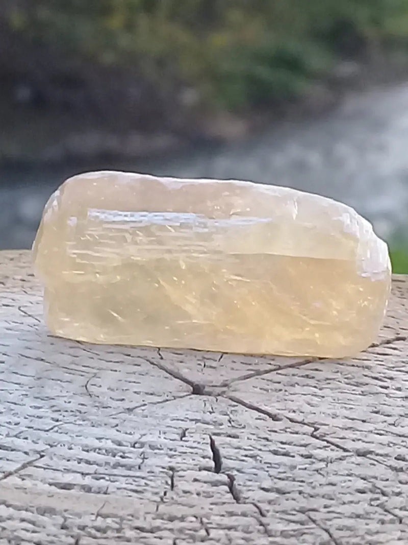 Load image into Gallery viewer, Calcite miel de France pierre roulée Grade A++++ Calcite miel de France pierre roulée
