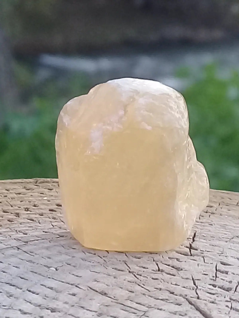 Load image into Gallery viewer, Calcite miel de France pierre roulée Grade A++++ Calcite miel de France pierre roulée
