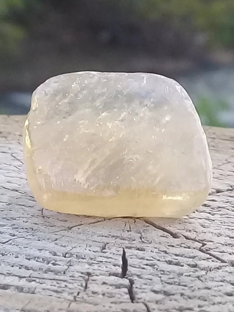 Load image into Gallery viewer, Calcite miel de France pierre roulée Grade A++++ Calcite miel de France pierre roulée
