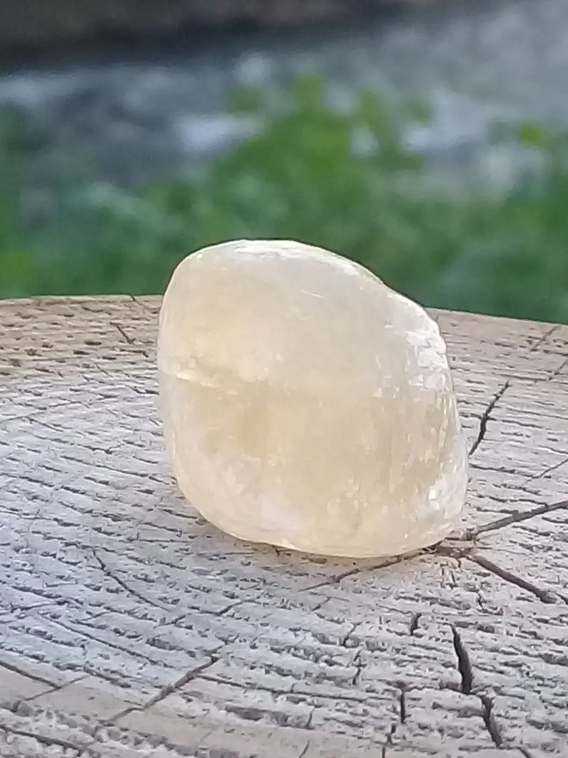 Load image into Gallery viewer, Calcite miel de France pierre roulée Grade A++++ Calcite miel de France pierre roulée
