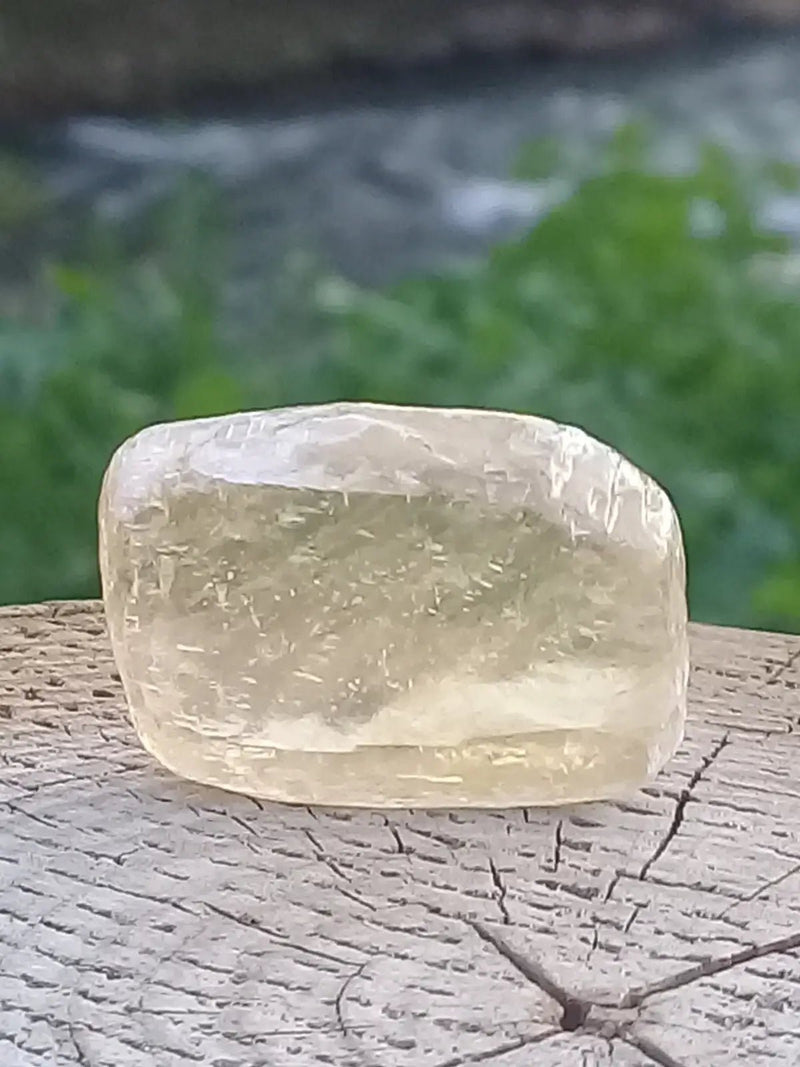 Chargez l&#39;image dans la visionneuse de la galerie, Calcite miel de France pierre roulée Grade A++++ Calcite miel de France pierre roulée
