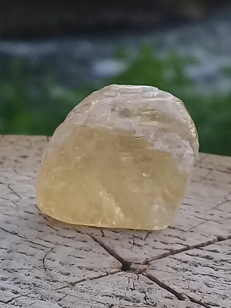 Load image into Gallery viewer, Calcite miel de France pierre roulée Grade A++++ Calcite miel de France pierre roulée
