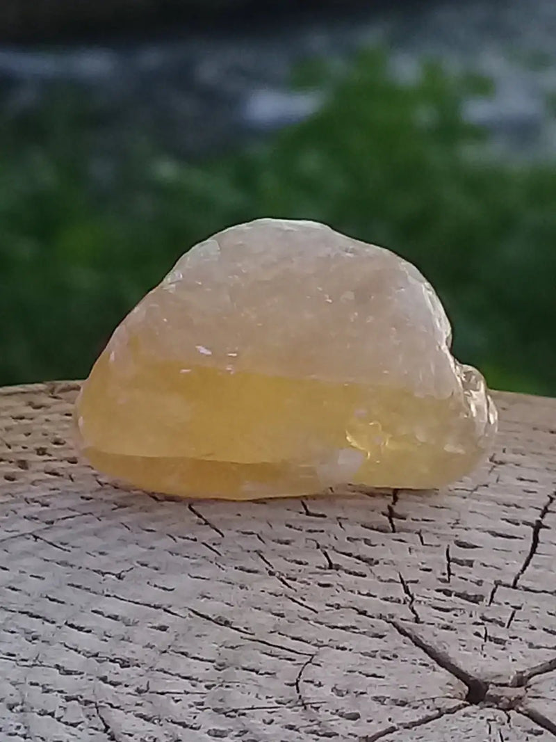 Chargez l&#39;image dans la visionneuse de la galerie, Calcite miel de France pierre roulée Grade A++++ Calcite miel de France pierre roulée
